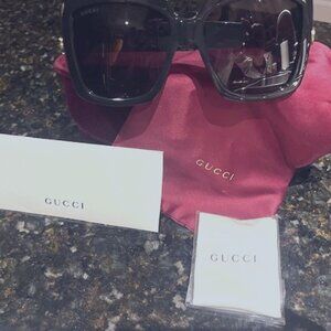 BLACK/GOLD GUCCI SUNGLASSES